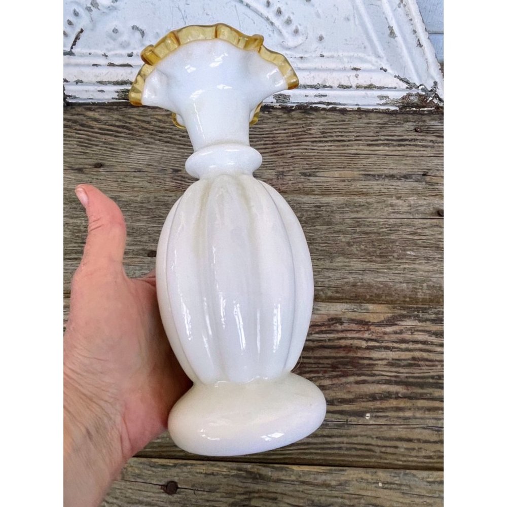 Vintage Fenton Melon Hold Crest Milk Glass Ruffle Crimped Vase - Picture 5 of 11